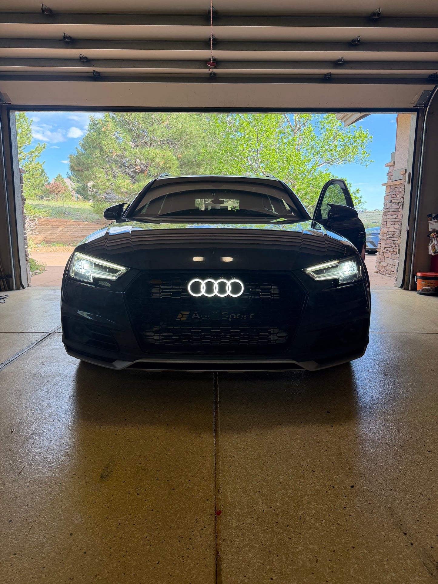 Dynamic Audi Front Grille Ring Emblem — LED Sweep Animation (Plug-and-Play)