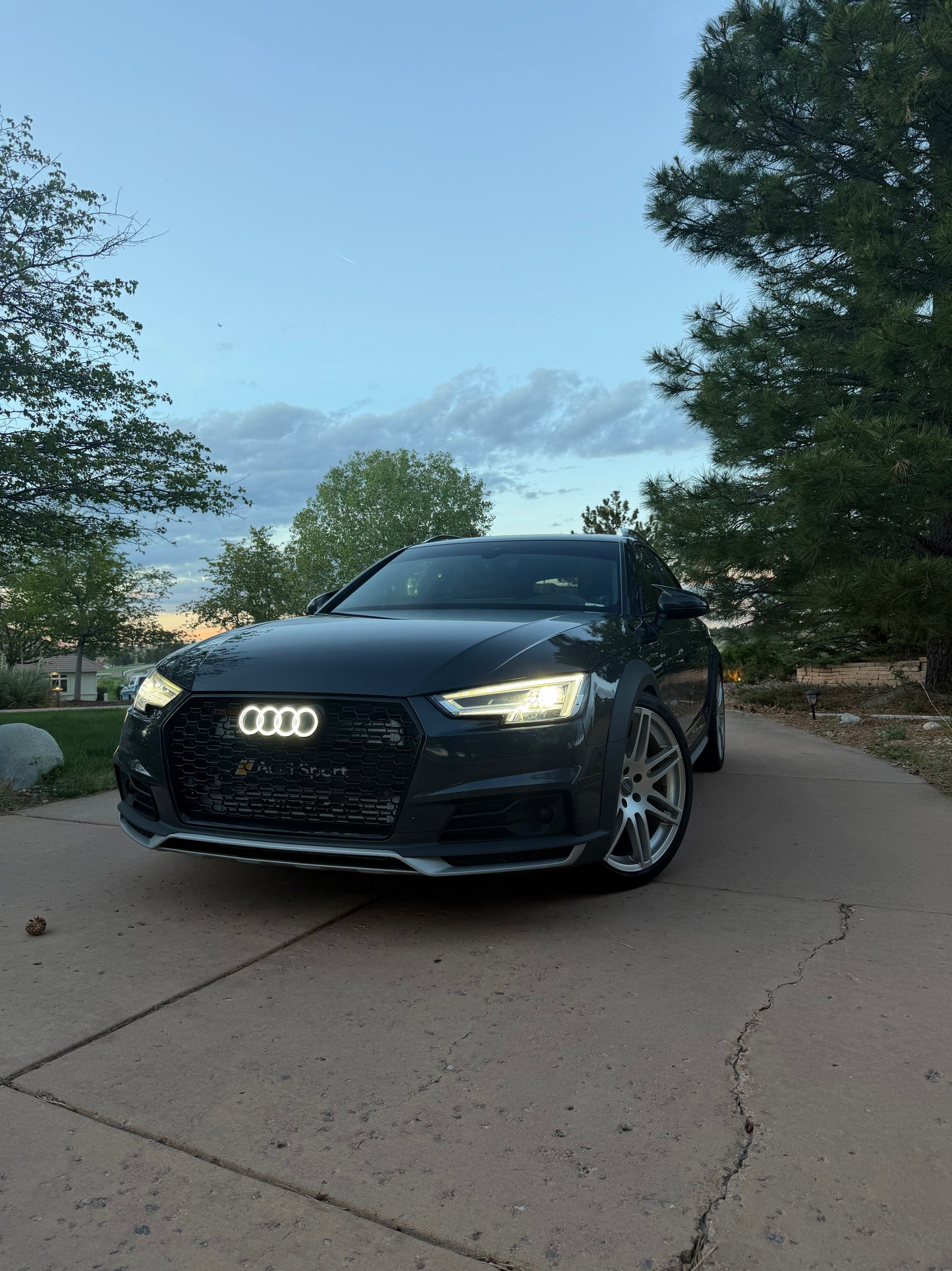 Dynamic Audi Front Grille Ring Emblem — LED Sweep Animation (Plug-and-Play)